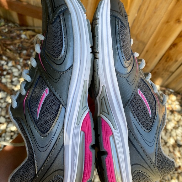 L.A. Gear Women's Memory Foam Athletic Leather/Mesh Sneakers, Gray&Pink, 7 1/2 - Picture 9 of 10